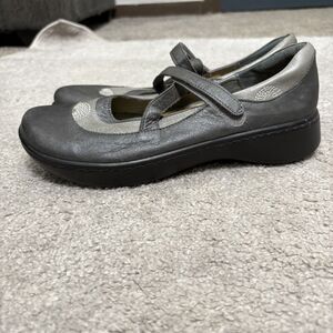 Naot Womens Lagos Gray/Silver Mary Janes Size EU 41 US 10 Metallic Cork
